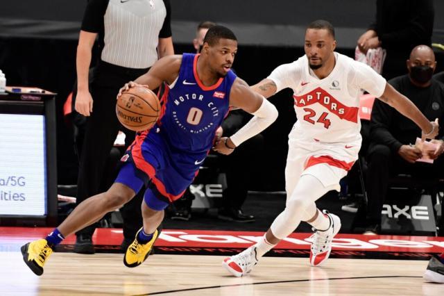 云开体育官网-加盟活塞重获新生!小史密斯斩获生涯第三次三双