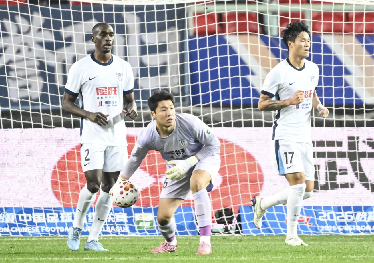 云开体育-2连败丢9球 中超主场最疯狂球队噩梦开局 47岁主帅哽咽：责任在我